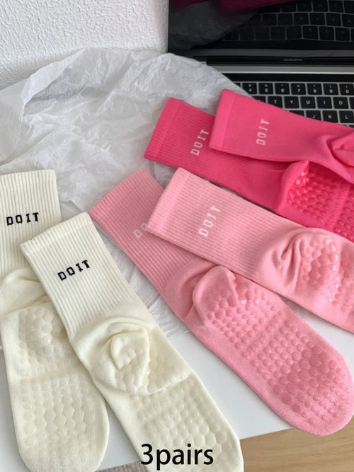 3 Pairs of Simple Solid Color Yoga Socks, Athletic Socks, Workout Socks, Fashionable, Comfortable, Breathable, Non-Slip, Grip Sports Socks, Letter Printed Casual Socks Suitable for Women's Daily Sports and Fitness Wear