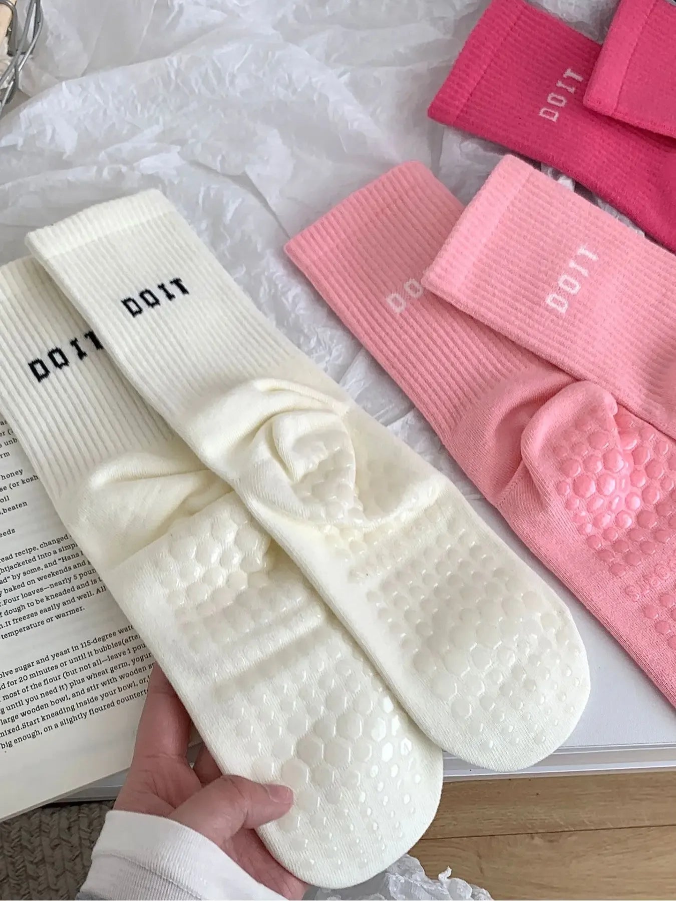 3 Pairs of Simple Solid Color Yoga Socks, Athletic Socks, Workout Socks, Fashionable, Comfortable, Breathable, Non-Slip, Grip Sports Socks, Letter Printed Casual Socks Suitable for Women's Daily Sports and Fitness Wear