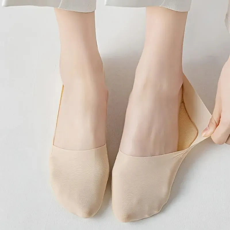 10 Pairs of Women's Invisible Socks - Comfortable, breathable, and sweat-wicking ankle socks with cushioned soles and silicone anti-slip design for enhanced traction and stability. The perfect choice for casual outfits.
